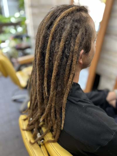 ドレッド修理後:39年のニードル技術で修正。After dreadlocks repair: 39 years needle technique.
2