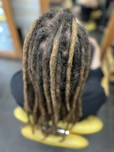 ドレッド修理後:39年のニードル技術で修正。After dreadlocks repair: 39 years needle technique.
3