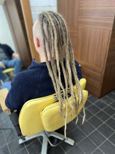 ドレッド修理後:39年の技術で完治。After dreadlocks repair: 39 years needle technique.1