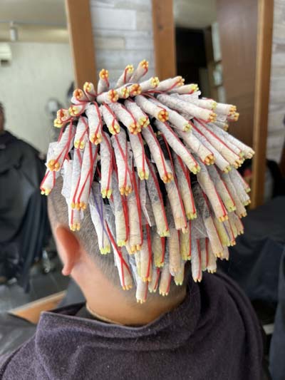 メンズスパイラルパーマのツーブロックスタイルです。1
Men's spiral perm with an undercut　1
