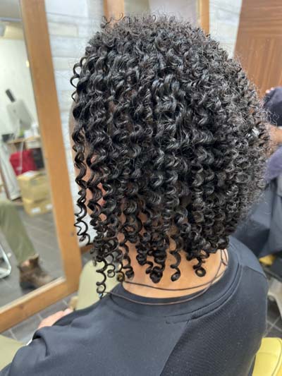 メンズスパイラルパーマのツーブロックスタイルです。3
Men's spiral perm with an undercut　3