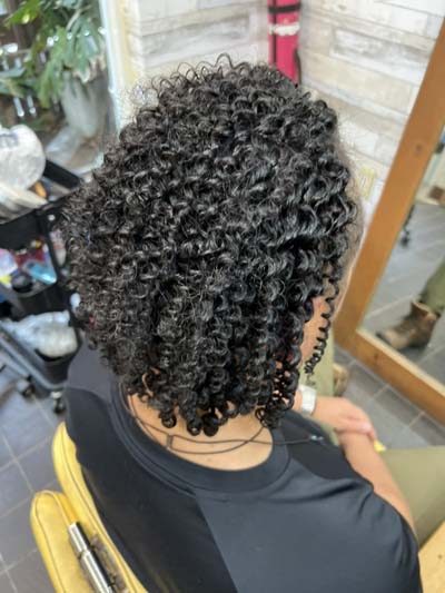 メンズスパイラルパーマのツーブロックスタイルです。2
Men's spiral perm with an undercut　2