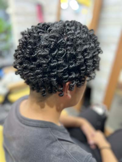 メンズスパイラルパーマのツーブロックスタイルです。5
Men's spiral perm with an undercut　5