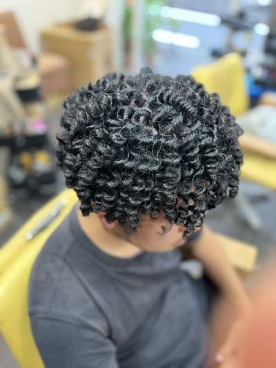 メンズスパイラルパーマのツーブロックスタイルです。6
Men's spiral perm with an undercut　6