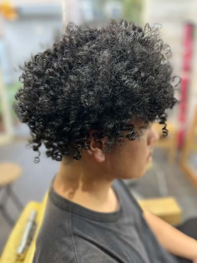 メンズスパイラルパーマのツーブロックスタイルです。7
Men's spiral perm with an undercut　7
