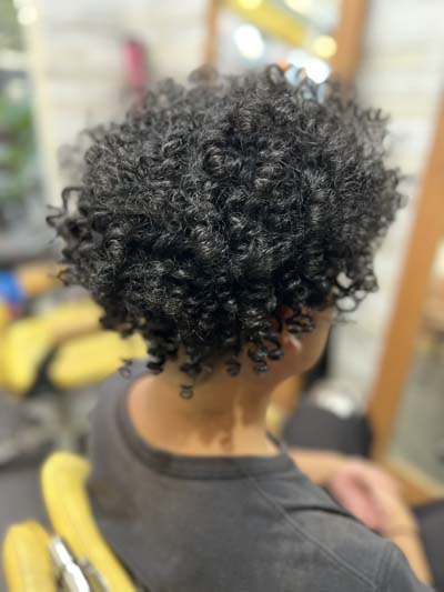 メンズスパイラルパーマのツーブロックスタイルです。8
Men's spiral perm with an undercut　8