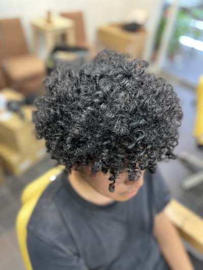 メンズスパイラルパーマのツーブロックスタイルです。9
Men's spiral perm with an undercut　9