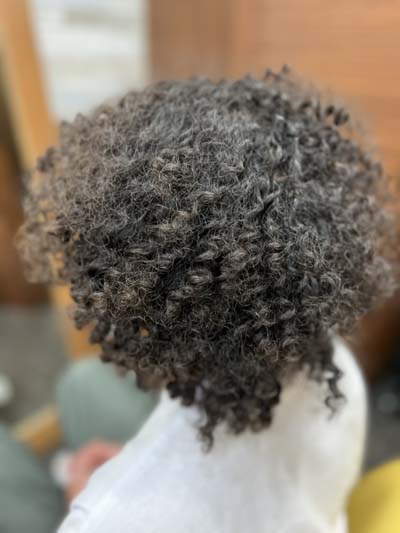 メンズスパイラルパーマのツーブロックスタイルです。11
Men's spiral perm with an undercut　11