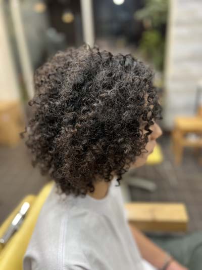 メンズスパイラルパーマのツーブロックスタイルです。12
Men's spiral perm with an undercut　12